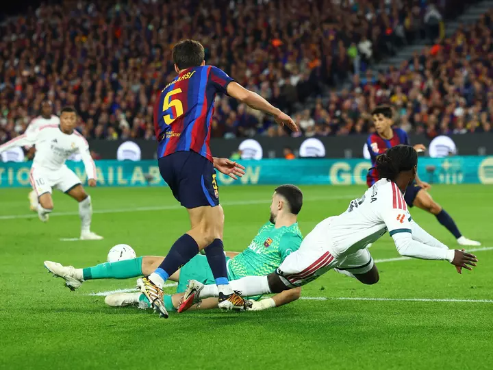 Real Madrid, Camp Nouda Barcelona’yı 2-1 məğlub edərək La Liga liderləri ilə fərqi yarıya endirdi