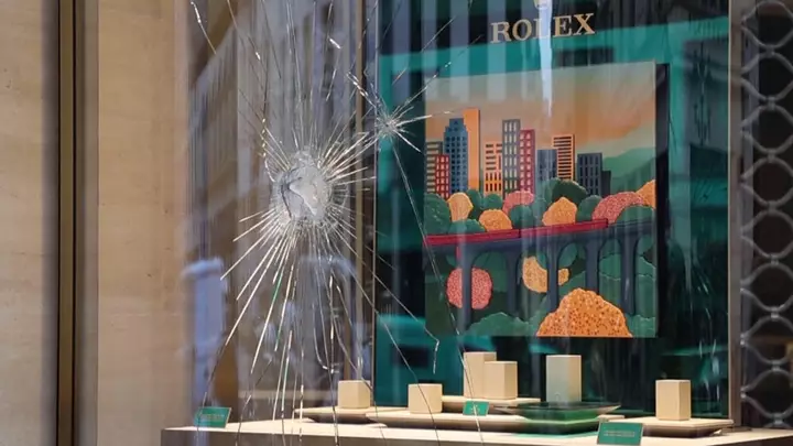 French business owners prepare for this weekend's protests, fearing riots