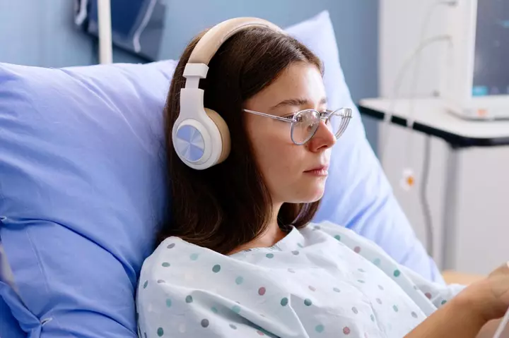 Noise-cancelling headphones prevent vomiting after surgery