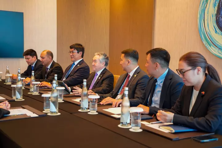 Qırğızıstan, Boeing təyyarə təhvillərinə baxır