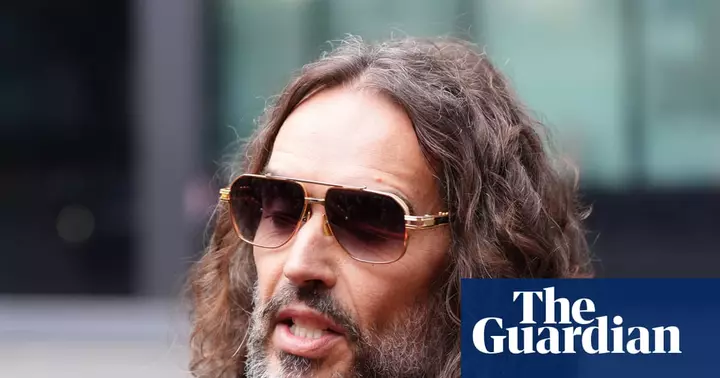 Məhkəmədə Russell Brand-in amansız, hesablı və manipulyativ seksual yırtıcı olduğu bildirilib