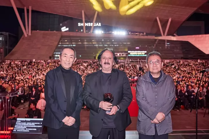 Busan Xülasələri: Rekord Sayda İnsanlar Siyasi Fırtınaya Qarşı Asiya İstehsalçıları Sıralarını Bağlayır