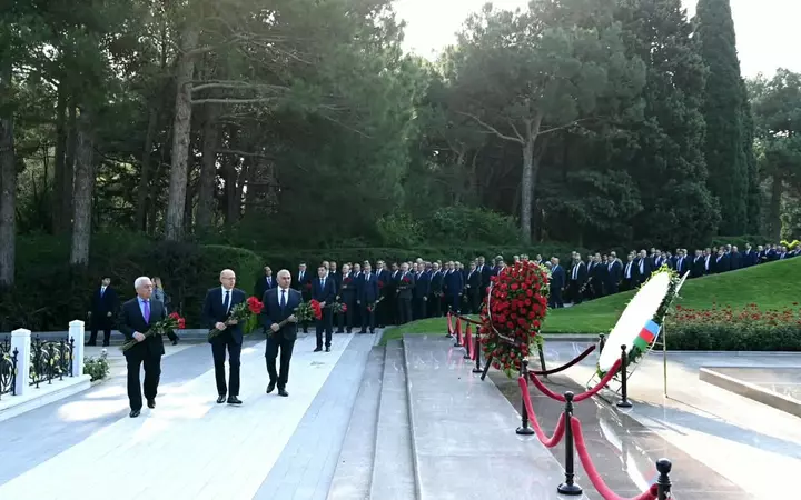 “Azərişıq” və “AzərEnerji”nin rəhbərliyi Fəxri xiyabanı ziyarət ediblər