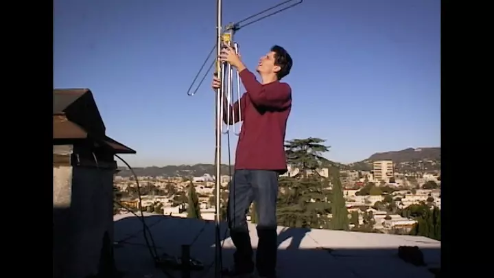 ’40 Vatt Heç Yerdən’: Fevkalade dəniz qulduru radio stansiyası 1990-cı illərdə Red Hot Chili Peppers və digərlərinin köməyi ilə Silver Leyk havasını ələ keçirdi