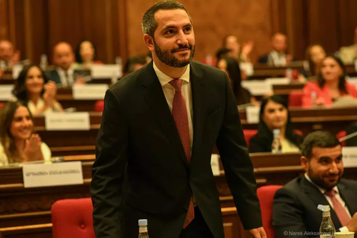Ermənistanın yeni spikeri Paşinyanın yanına köçdü
