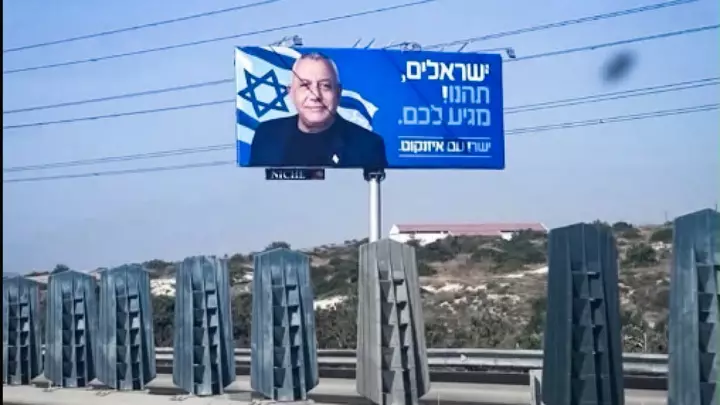 Seçki plakatları, kütləvi turizm və əmlak: İsrailin Kiprdə izi