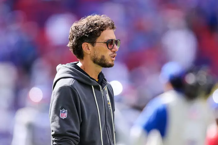 Chargers Could Replace OC Mike McDaniel With This Former Head Coach: Report