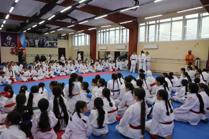 200-dən çox qadın və uşaq karateçilər bir araya gəldi