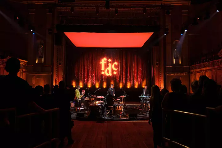 Fontaines D.C.-nin Jools Holland proqramında çıxışını izləyin.