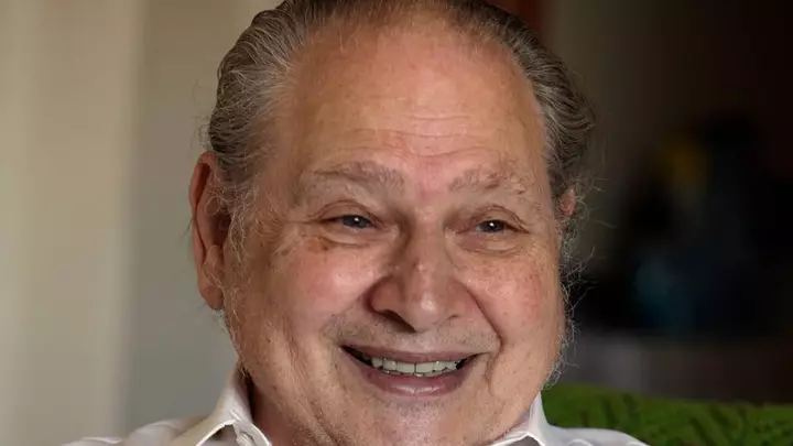 In 1976, Ronald Wayne sold his 10% stake in Apple for $800, 12 days after the company was founded; it would be worth up to $400 billion today