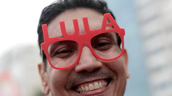 Lula supporters spell out his name in Rio waters before Brazil runoff