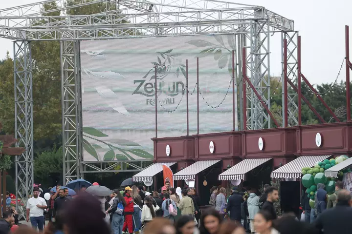 Zeytun Festivalı yağışlı hava şəraitinə baxmayaraq Bakıda davam edir (FOTO)