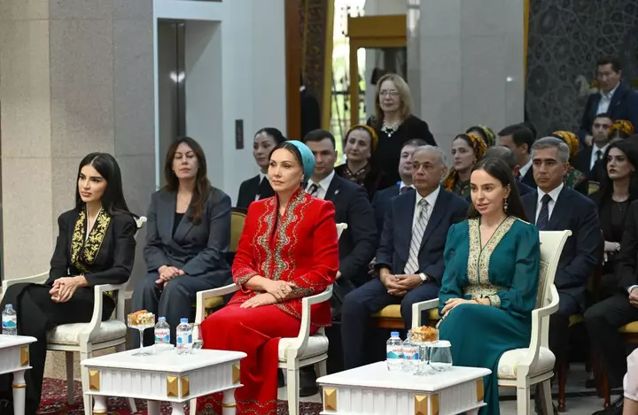 Leyla Əliyeva Aşqabad şəhərindəki Türkmən Xalça Milli Muzeyini ziyarət edir