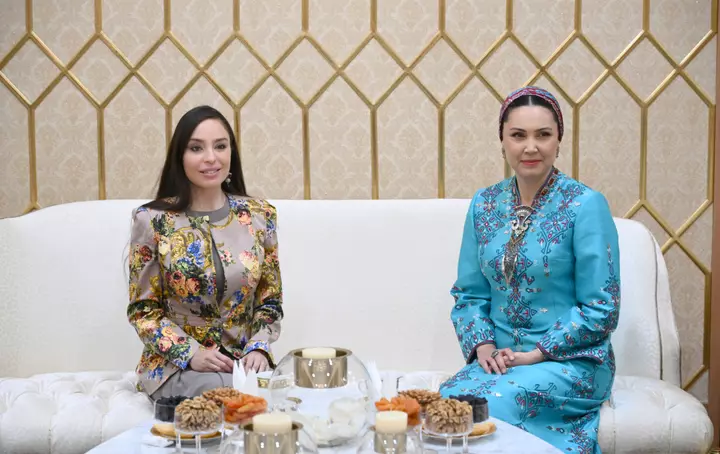 Heydar Əliyev Fondu VP Leyla Əliyeva Turkmənistana səfər edir (ŞƏKİL)