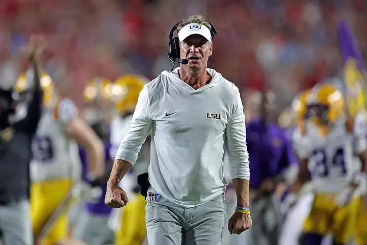 Lane Kiffin'in LSU-si 16-cı Bulldogs-u məğlub edərək güclü mesaj verir