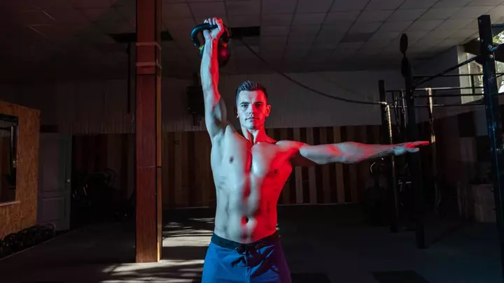 Yan Bükülmələrini Atlayın: Bu Kettlebell Hərəkəti Bütün Çəkinizi Sınağa Çıxar