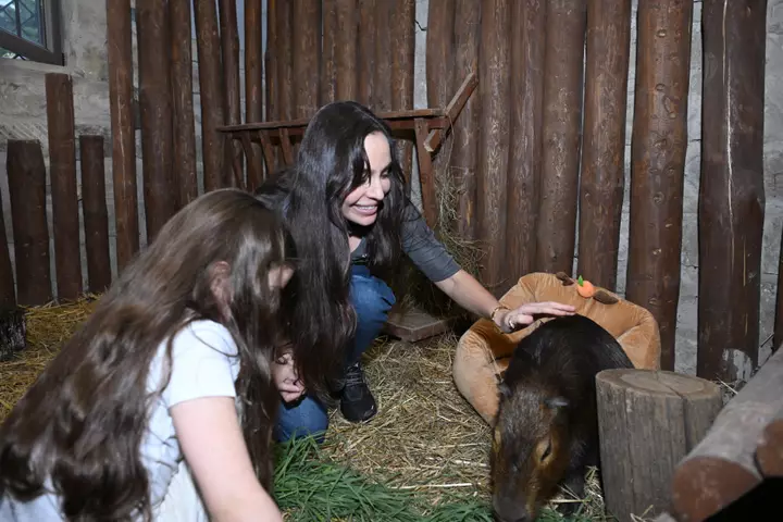 Leyla Əliyeva Şamaxıdakı Capybara Azərbaycan fermasını ziyarət edir
