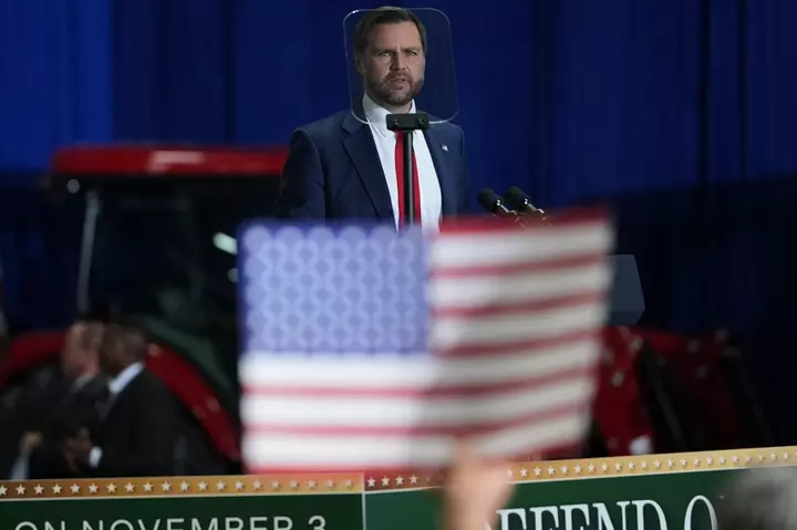 JD Vance-ın Nebraska mitinqi səhnədə vitse-prezidentin arxasında tibbi hadisə səbəbindən kəsildi.
