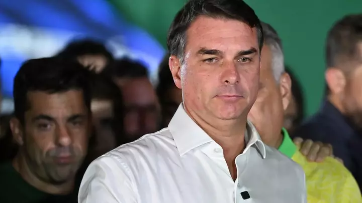 Flavio Bolsonaro ABŞ-ın sürətli proseslə yaşıl kart alması mümkündür