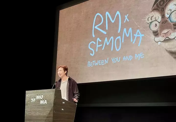 BTS-in lideri muzeyi fəth etdi - Sərgiyə 66 mindən çox bilet satıldı