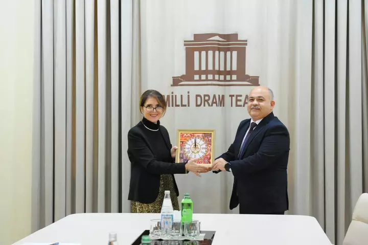 Gürcüstanlı nazir Akademik Milli Dram Teatrının qonağı oldu