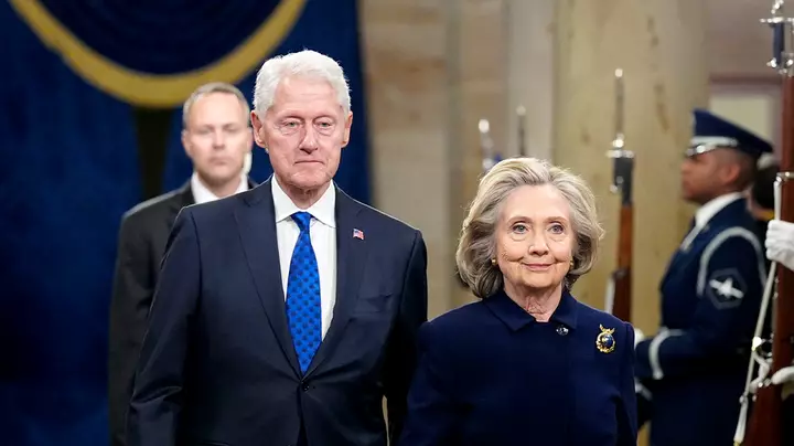 Bill və Hillary Clinton partiyanın köhnə nizamının yeni reallıqla üzləşdiyi vaxtda on‑birinci dəqiqədə orta müddətli addımlar atır